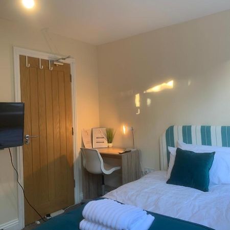 Cosy Room With Private Entrance & Ensuite Reading Bagian luar foto