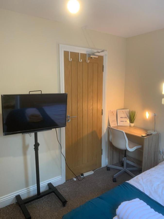 Cosy Room With Private Entrance & Ensuite Reading Bagian luar foto