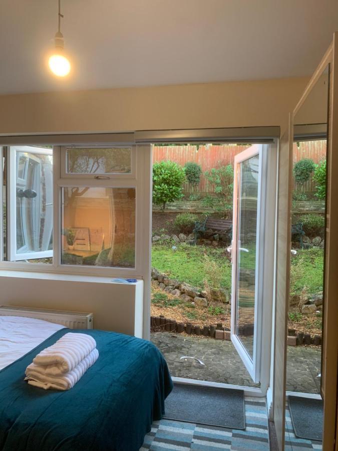 Cosy Room With Private Entrance & Ensuite Reading Bagian luar foto
