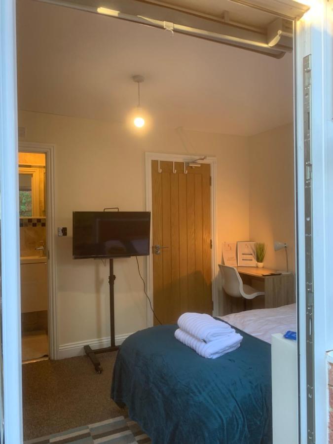 Cosy Room With Private Entrance & Ensuite Reading Bagian luar foto