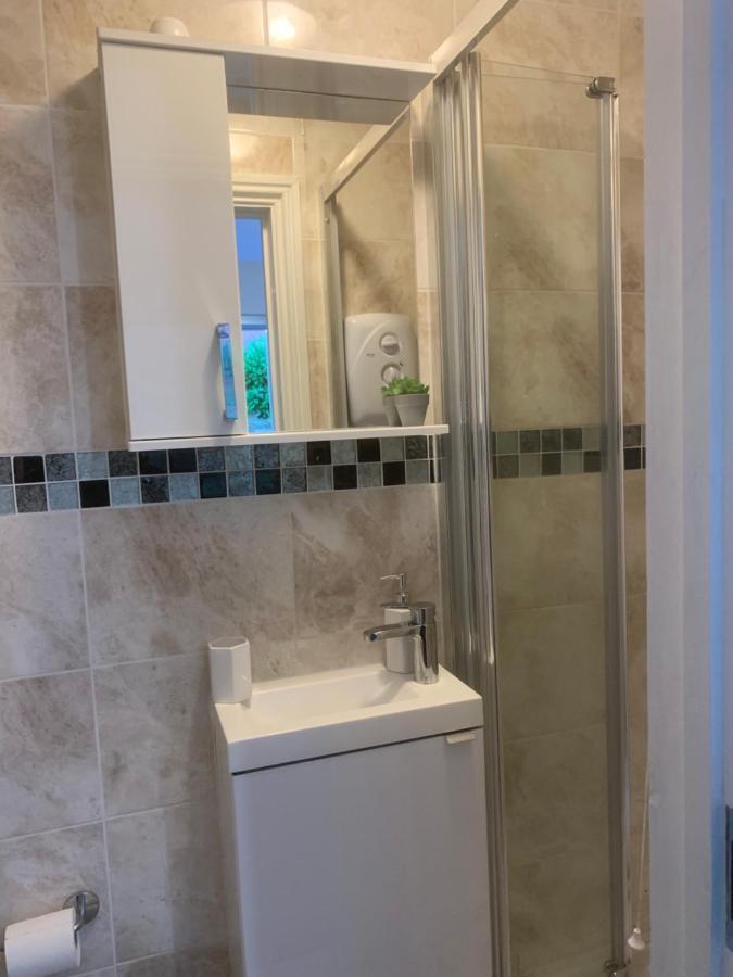 Cosy Room With Private Entrance & Ensuite Reading Bagian luar foto